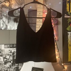 black, v-neck, cropped tank top from aura. size medium.